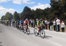 Multitud de vecinos de Cuéllar y de toda la comarca animan con aplausos a los participantes en la carrera ciclista desde un pinar.