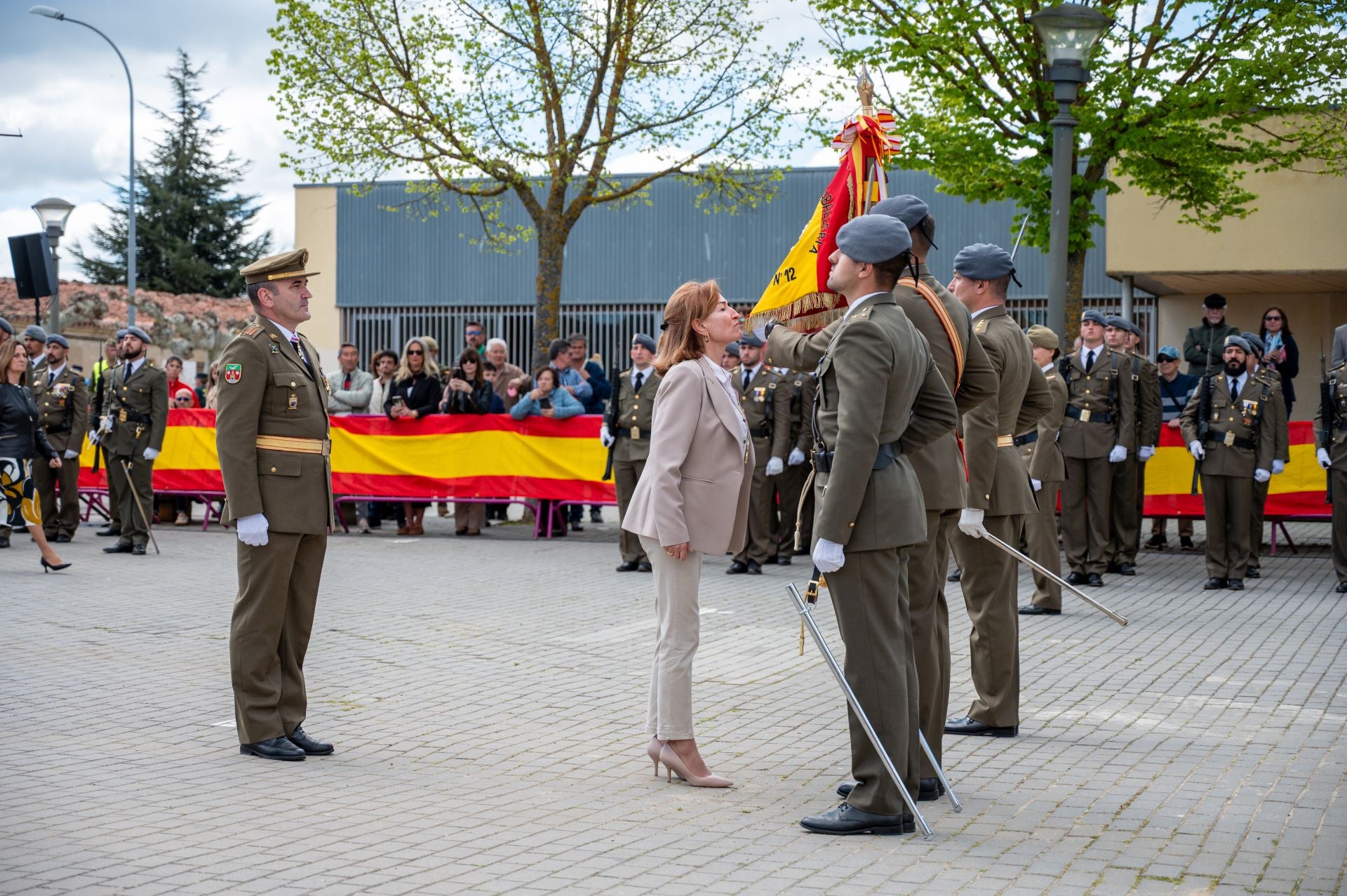 Los vecinos de Villamuriel juran fidelidad a la bandera de España