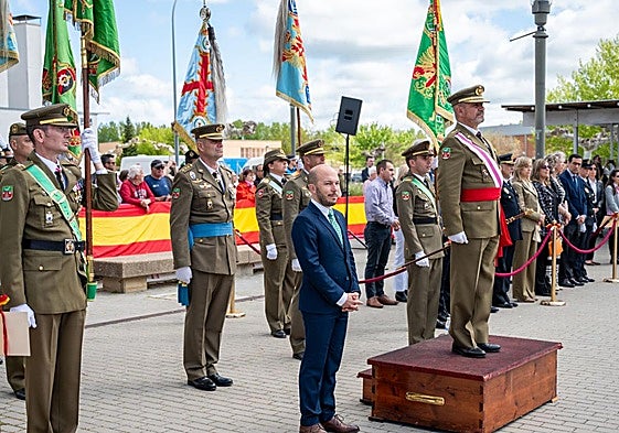 Los vecinos de Villamuriel juran fidelidad a la bandera de España