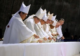 Sacerdotres católicos en Tokio rezan por el papa Francisco.
