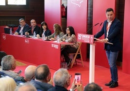 Javier Alfonso Cendón interviene en el congreso provincial de su partido.