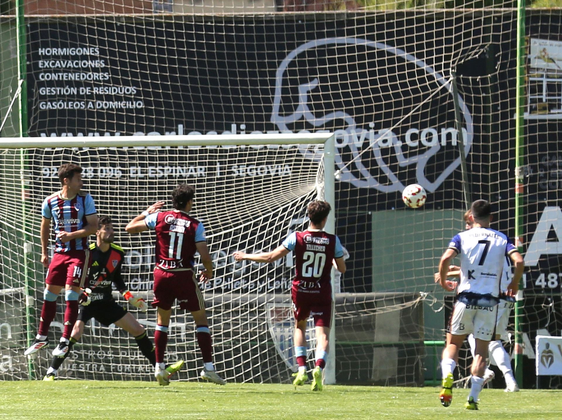Fotos del partido entre la Segoviana y el Barakaldo