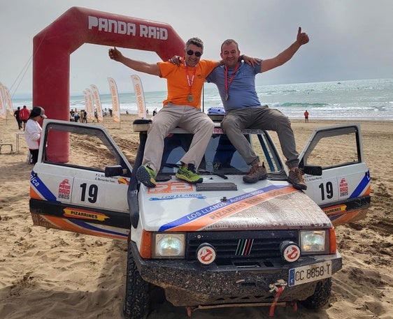 Los pilotos segovianos Pedro Luis Arribas y Antonio Bernardos junto al Panda con el que participan en el rally.