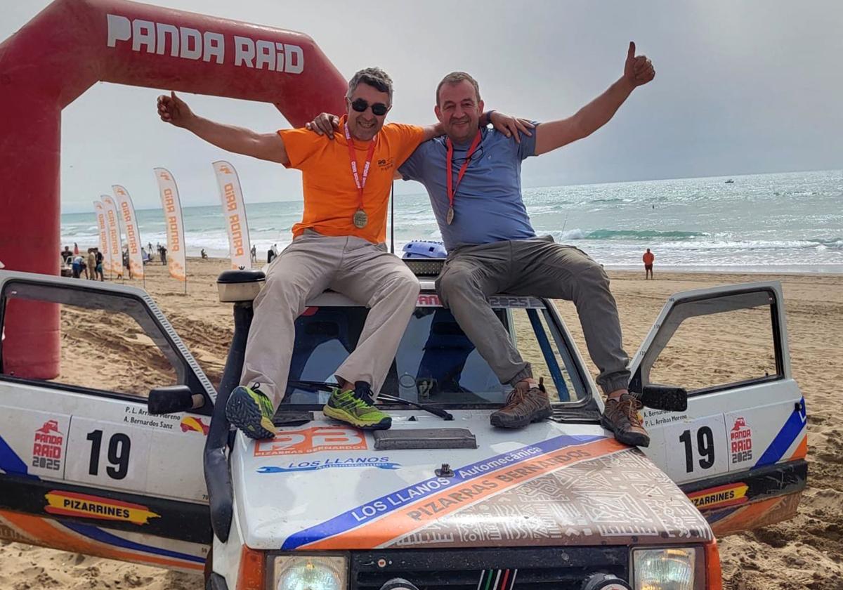Los pilotos segovianos Pedro Luis Arribas y Antonio Bernardos junto al Panda con el que participan en el rally.
