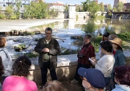 El arqueólogo Arturo Balado explica la riqueza del entorno del Puente Mayor en una actividad divulgativa organizada por la A.M.A. El Pisuerga.