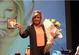Terelu, en el escenario del Teatro Zorrilla al finalizar su actuación en 'Santa Lola'.