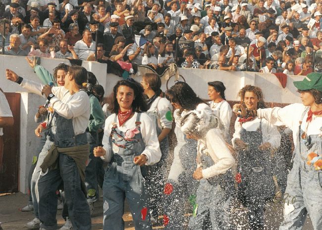 Las peñas se divierten en las fiestas de 1994.