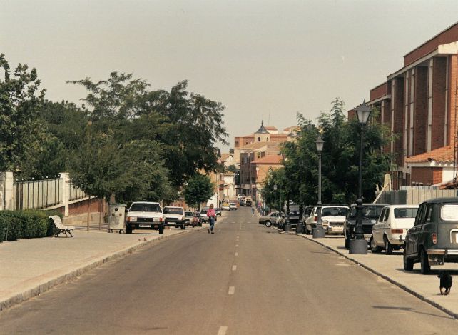 Avenida de la localidad que conduce el centro de Olmedo. Al fondo, la Torre de San Pedro. 1989.