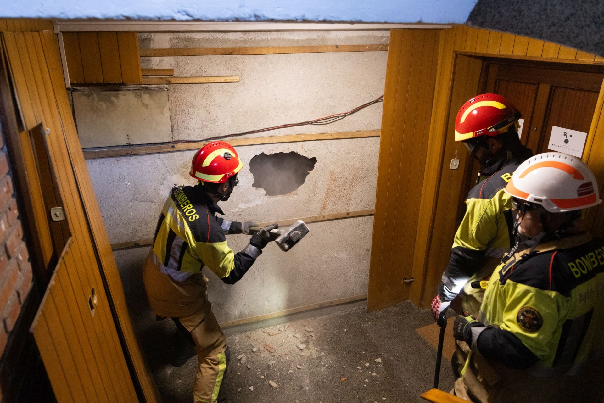 En imágenes, el rescate de un hombre atrapado en un ascensor en Valladolid