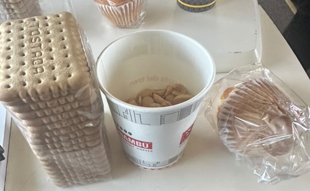 Comida proporcionada por Renfe a los pasajeros atrapados por el apagón eléctrico.