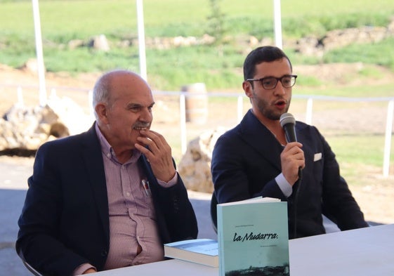 Justino Rodríguez, junto a Guillermo Garabito, durante la presentación del libro