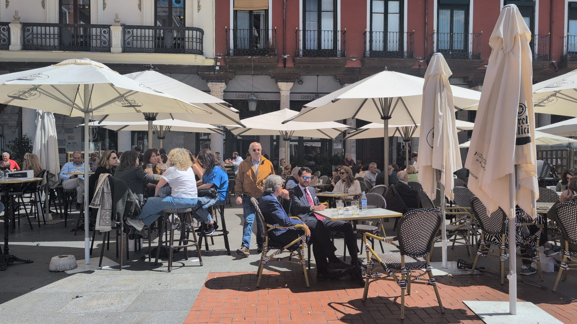 Muchos vecinos aprovecharon el buen tiempo para tomar algo en las terrazas