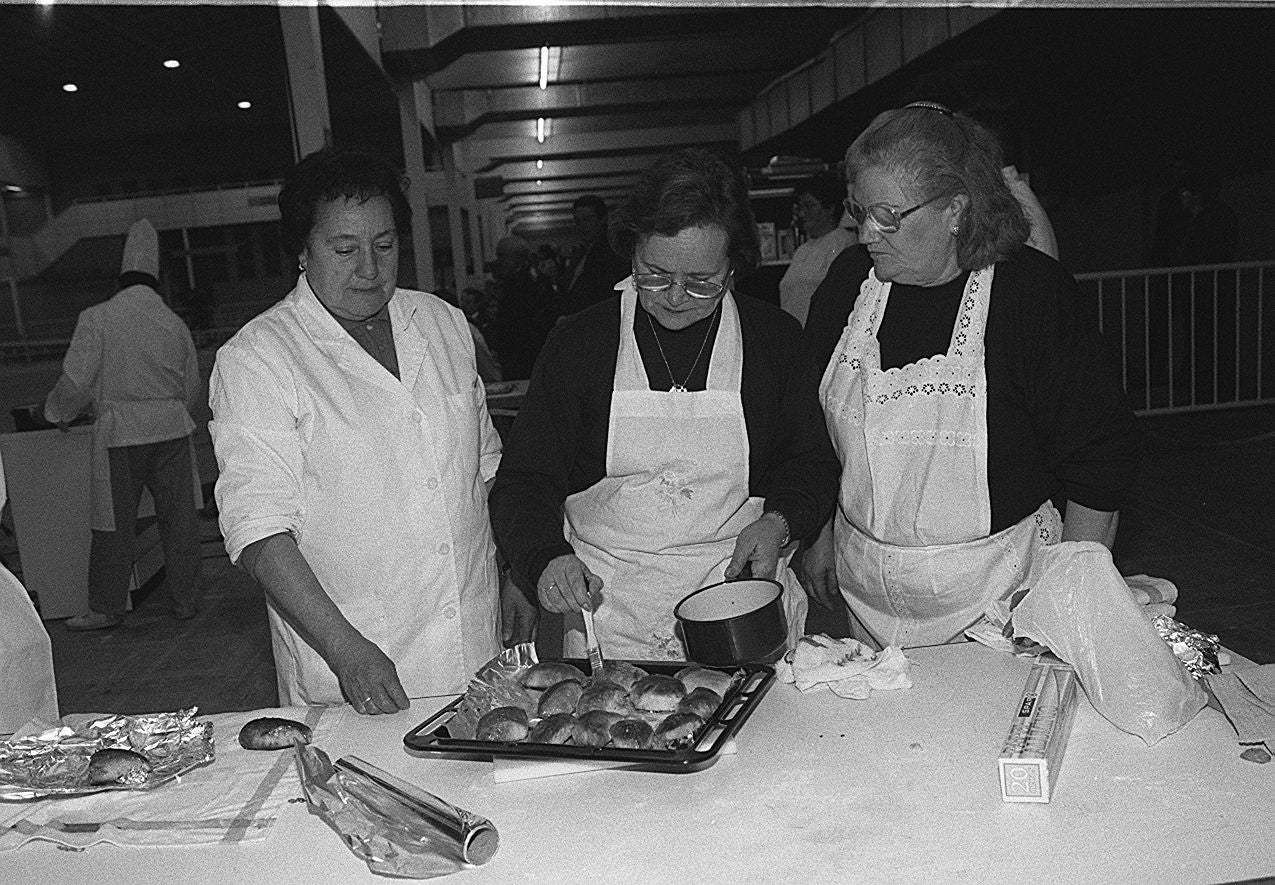 Equipo de cocineras de Olmedo durante el concurso Pueblo a Pueblo organizado por el Diputación. 12 de diciembre de 1998.