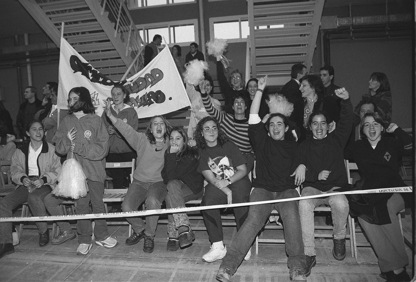 Animadores del equipo de Olmedo durante el concurso 'Pueblo a Pueblo' organizado por el Diputación. 12 de diciembre de 1998.