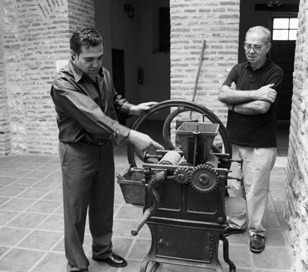 Jesús y Demetrio muestran una de las màquinas de la exposición de la pastelería Frías. 26 de septiembre de 1999.