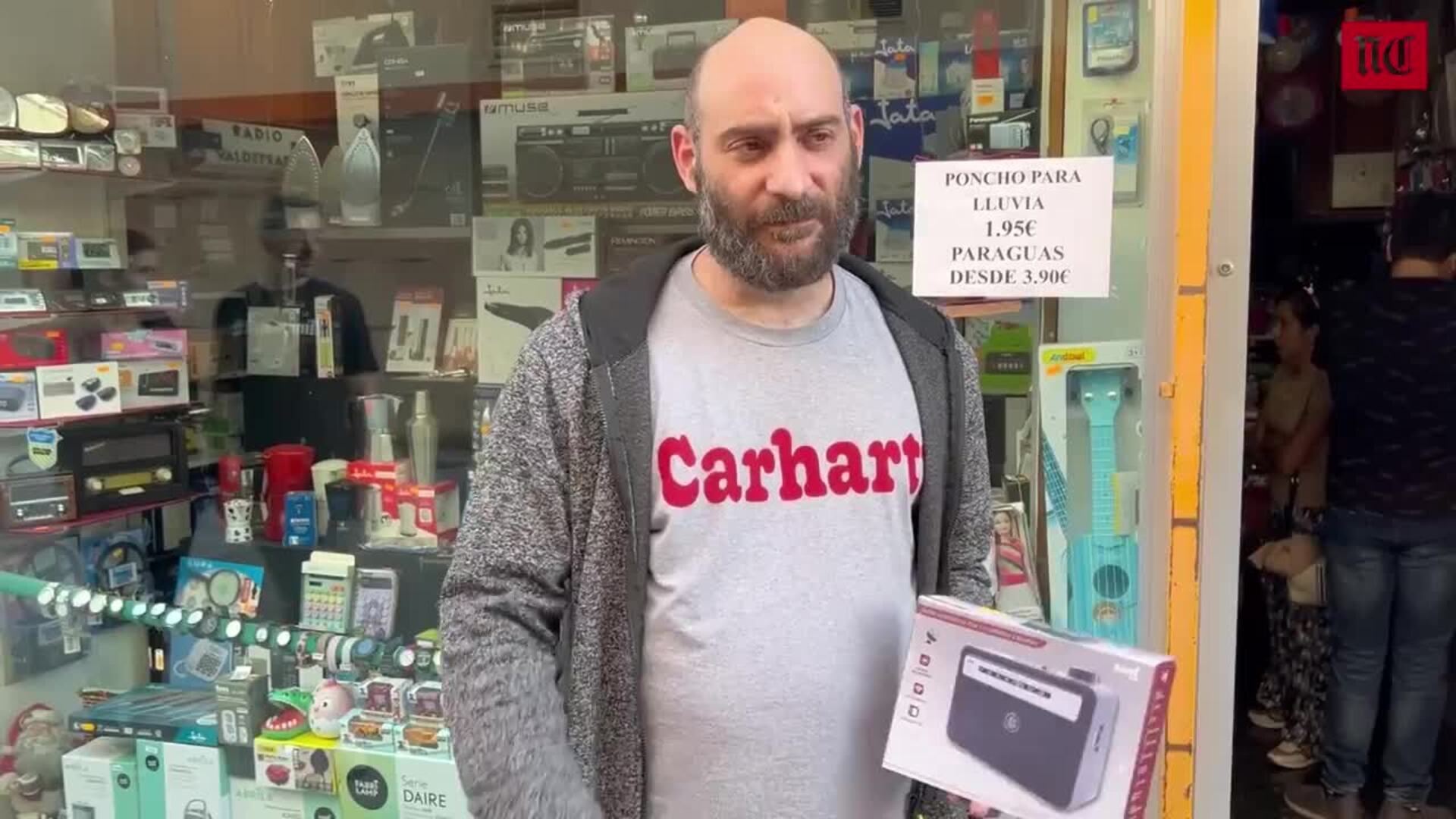 Venta masiva de pilas, linternas y radios: «Se nos agotó todo antes de comer»