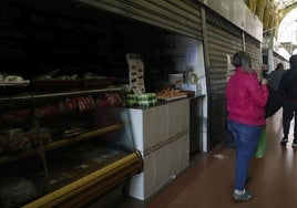 Panadería de la Plaza de Abastos con todos los puestos sin luz.