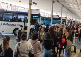 La estación de autobuses de Valladolid, ocupada por decenas de personas que esperan a su autobús en el andén.