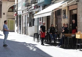 Camareros a la puerta de un negocio hostelero en Valladolid.