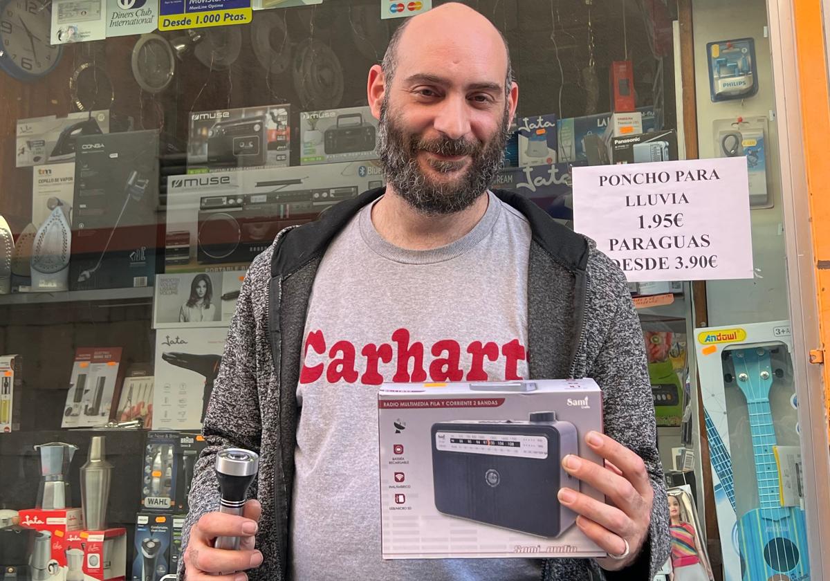 Venta masiva de pilas, linternas y radios: «Se nos agotó todo antes de comer»