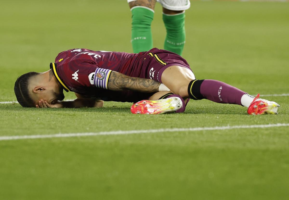Javi Sánchez, tras lesionarse el pasado jueves al inicio del Real Betis-Real Valladolid