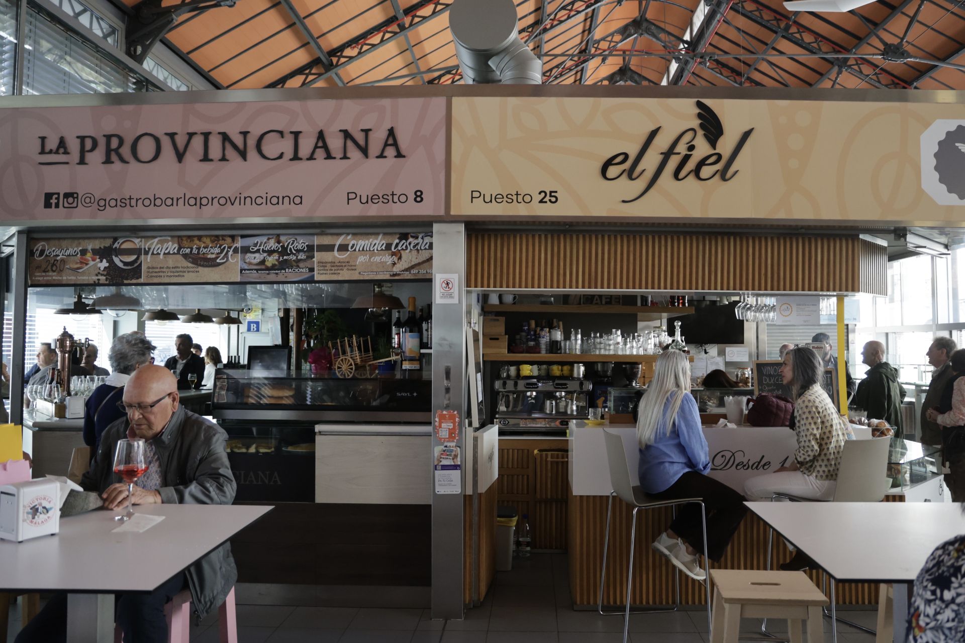 Varios clientes, en los establecimientos del Mercado del Val.