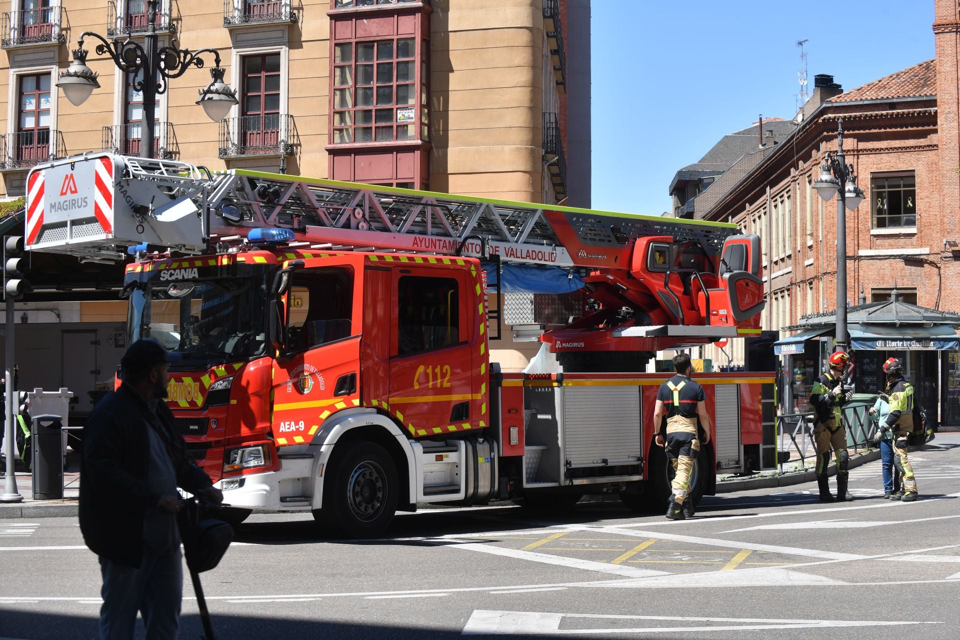 Un camión de los Bomberos del Ayuntamiento de Valladolid, aparcado en la bocacalle de Teresa Gil con la Plaza de España.