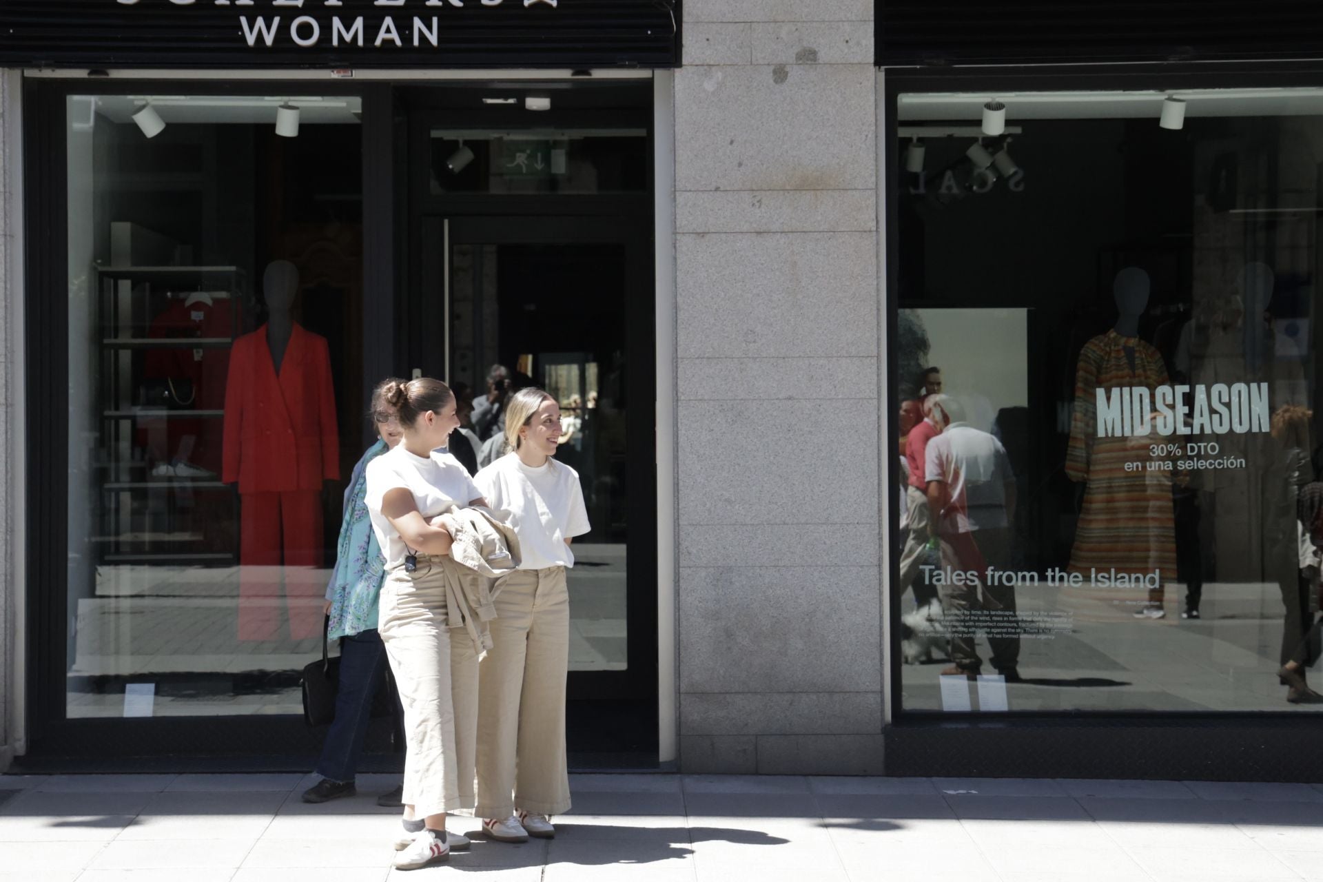 Las dependientas de la tienda de Scalpers de la calle Santiago, en la calle con la tienda sin luz.