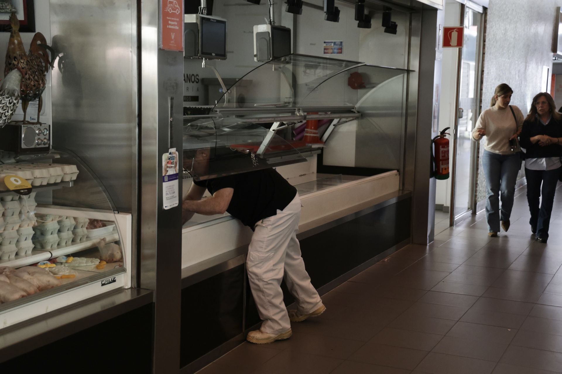 Tareas de limpieza en el Mercado del Val.