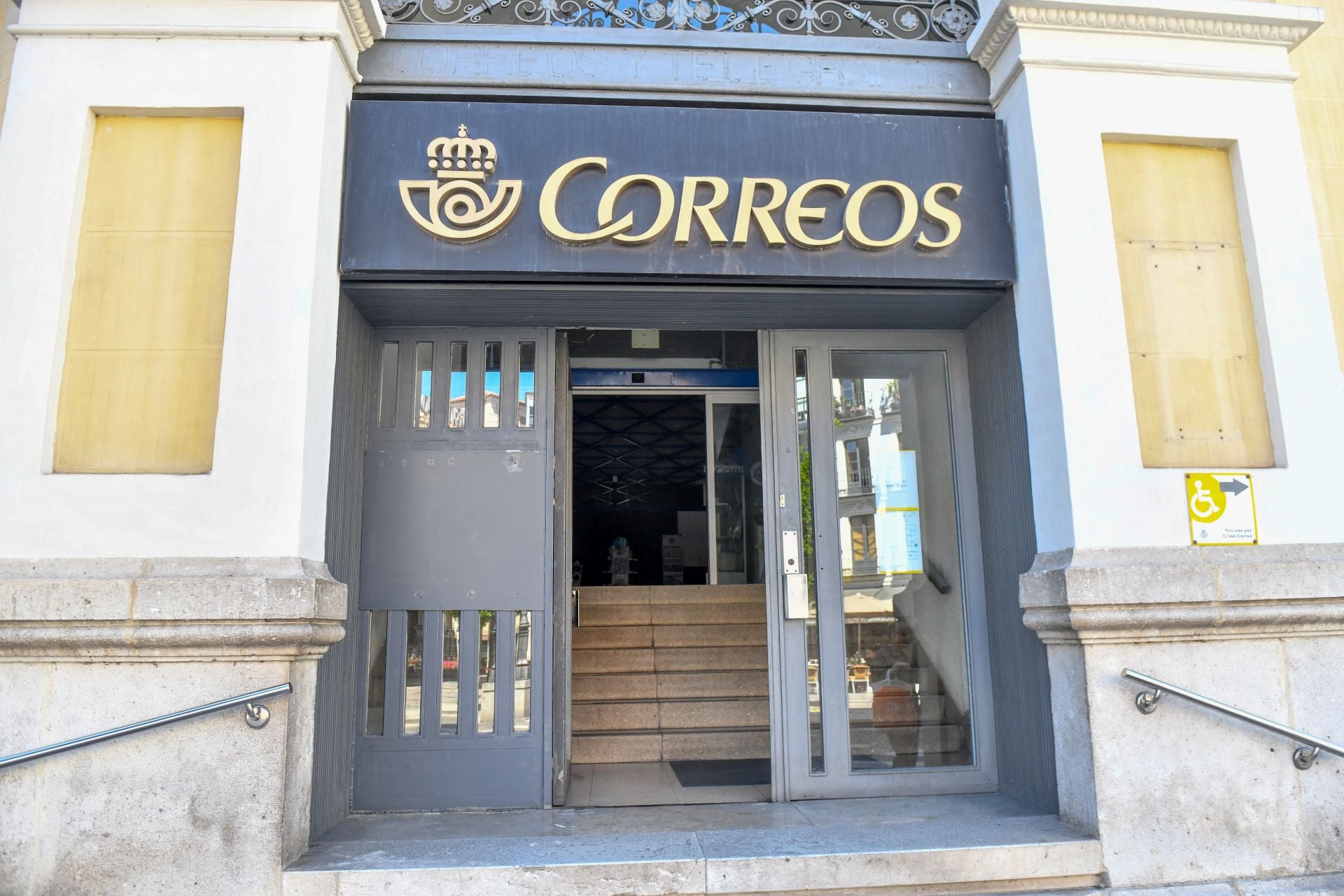 La oficina de Correos de la plaza de la Rinconada, en plena oscuridad.