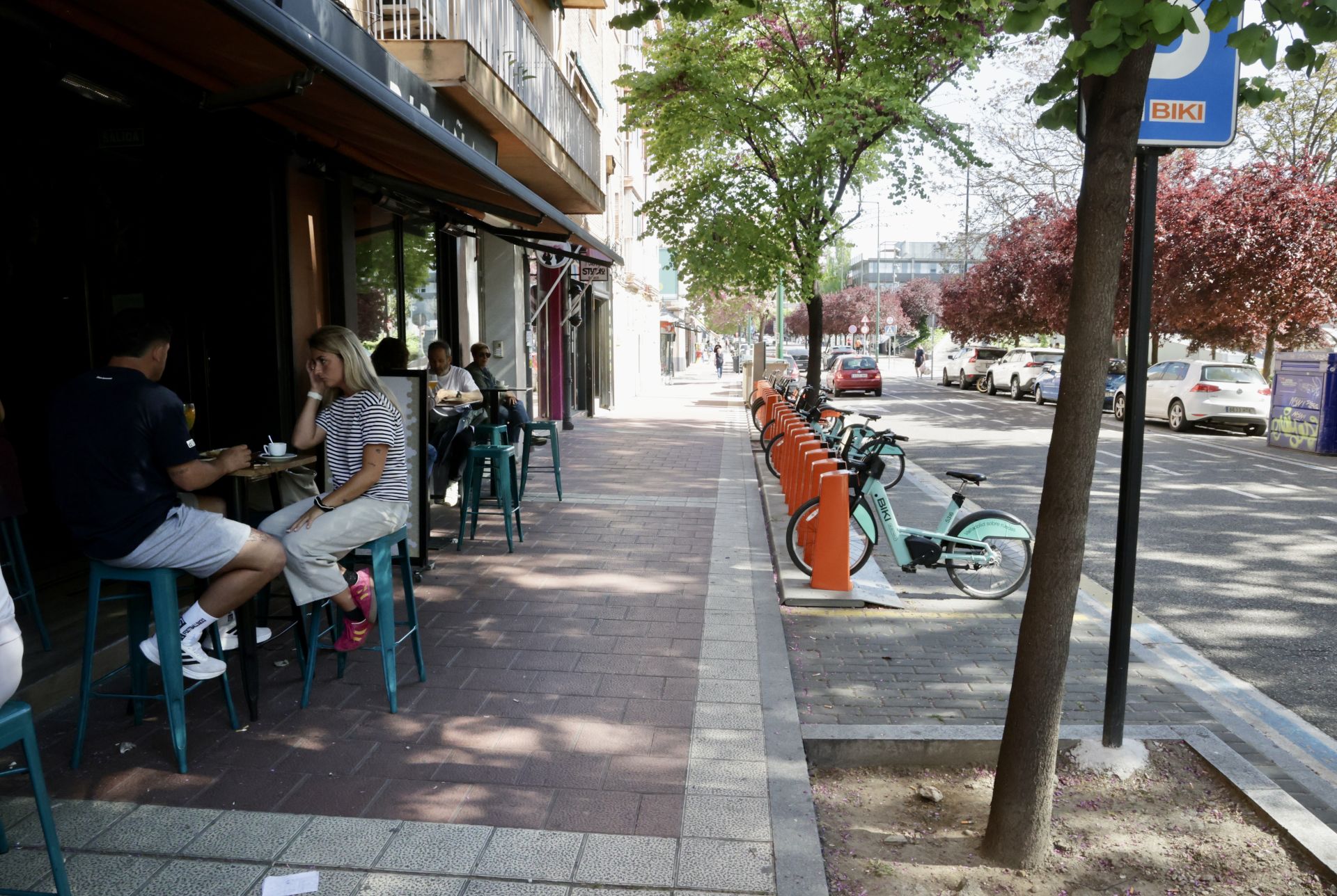 Algunos clientes pudieron disfrutar de las terrazas de los bares de la esquina de Chancillería con Ramón y Cajal.