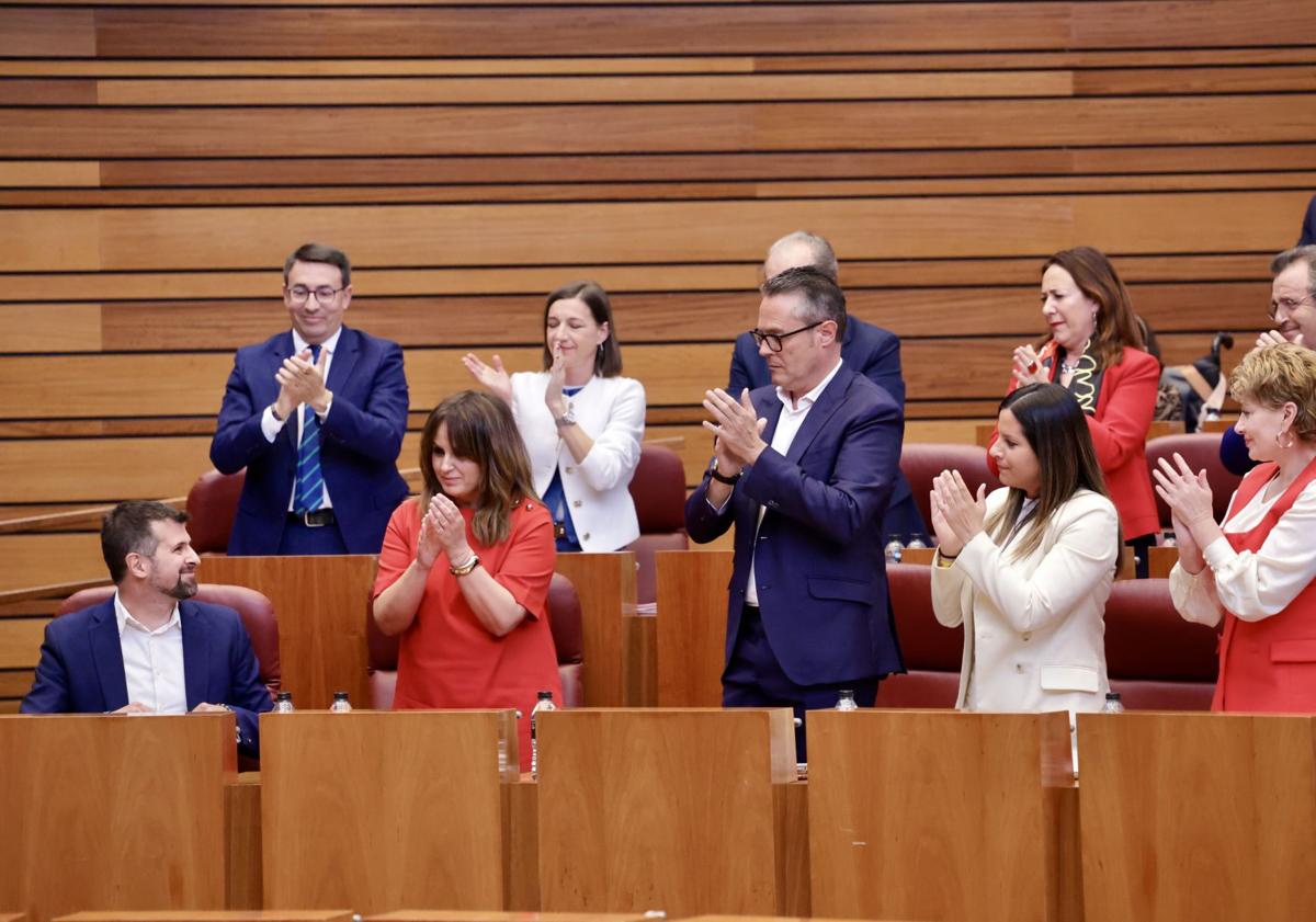 Imagen principal - Tudanca recibe el aplauso de su grupo parlamentario. Después, saludo afectuoso con su número 2, Ana Sánchez, y con el procurador de Por Ávila, Pedro Pascual. 