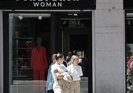 Empleadas a la puerta del Scalpers de la calle Santiago.