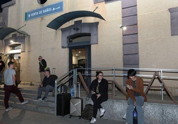 El ejemplo de Venta de Baños con los viajeros de dos trenes parados por el apagón