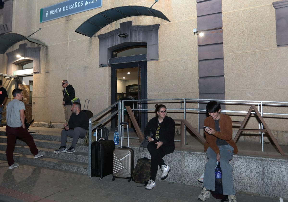 La penuria en Venta de Baños y la ayuda a los viajeros de dos trenes