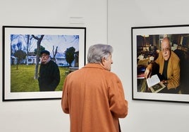 Un visitante, ante dos fotografías del escritor José Jiménez Lozano.