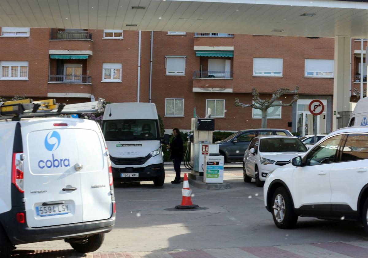 La paquetería solo entrega el 20% de los envíos y se forman colas en gasolineras
