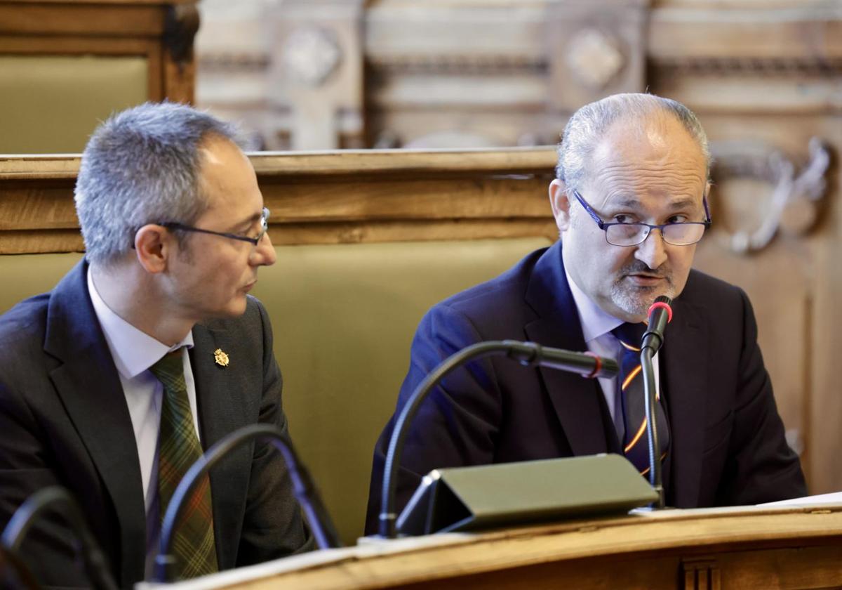 Los concejales de Vox, Víctor Martín y, a la derecha, Alberto Cuadraado, responsable del área de Salud Pública y Seguridad Ciudadana.