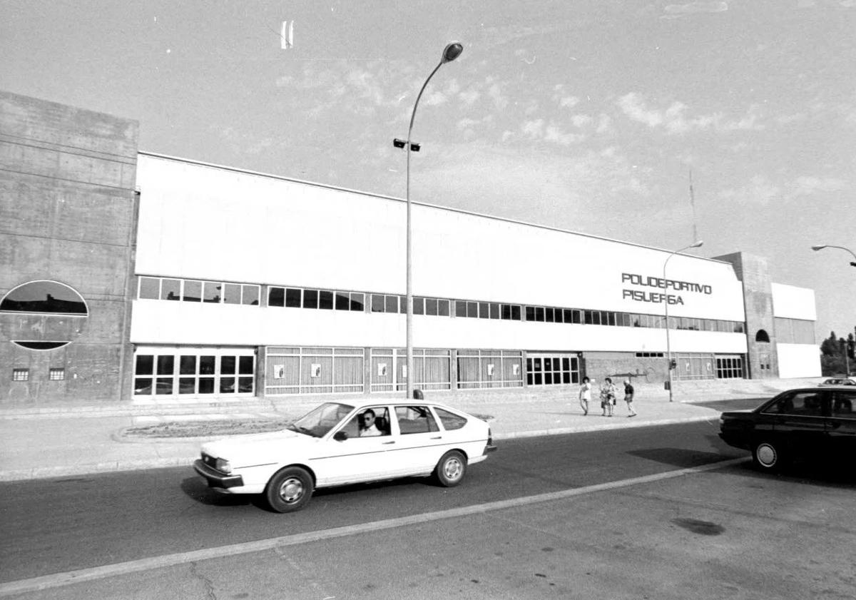 Imagen principal - 1) Fachada del edificio en octubre de 1985. 2) En el acto de su inauguración estuvieron presentes numerosas personalidades vallisoletanas, así como los arquitectos de Fomento de Obras y Construcciones Jorge Zapata, Luis Gorozarry y Alberto López Merino 3) El alcalde de Valladolid, Tomás Rodríguez Bolaños, como primera autoridad de la ciudad