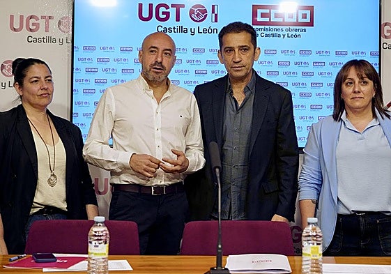 Los secretarios generales de UGT y CC OO en Castilla y León, Óscar Lobo (2i) y Vicente Andrés (2d), flanqueados por sus compañeras Ana Martín y Sheila Mateos.
