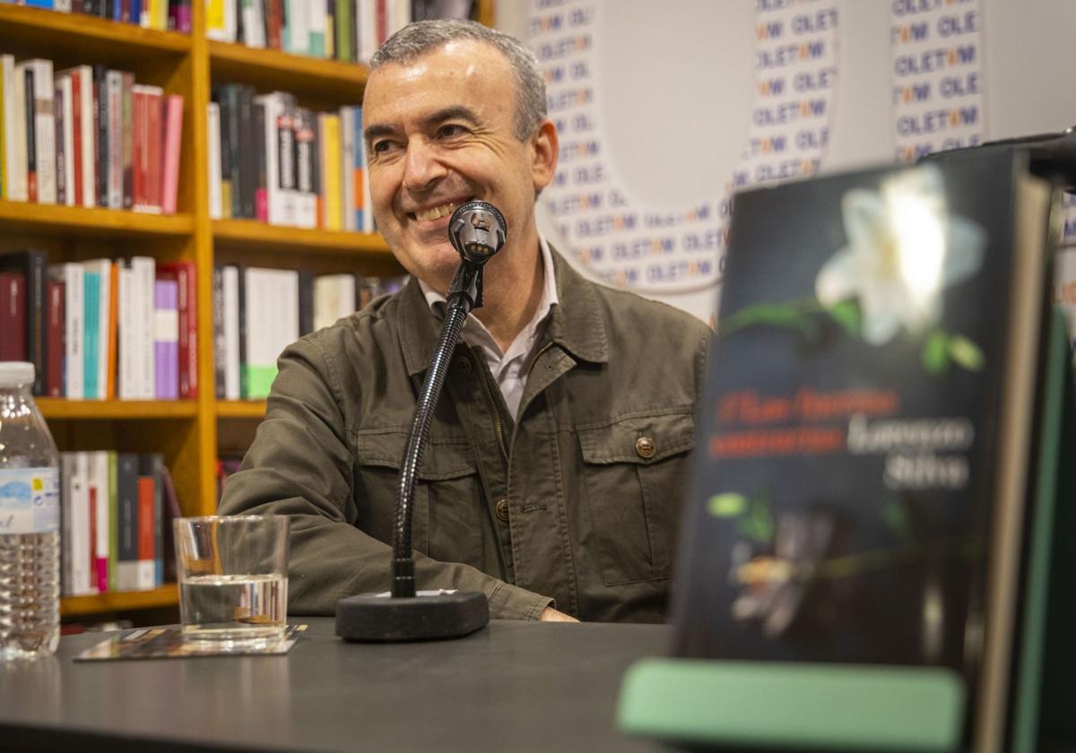 Lorenzo Silva dialoga sobre su novela en Oletvm