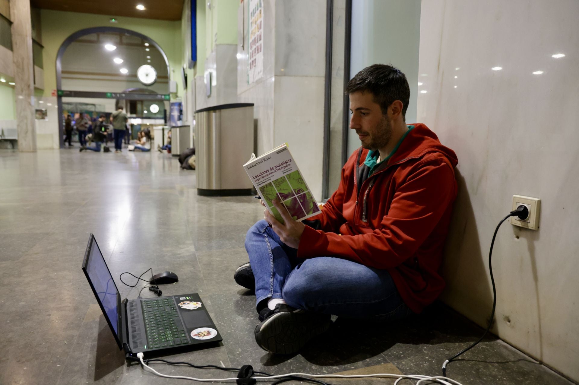 Javier Leiva, uno de los pasajeros que no pudo coger su tren, en la oficina improvisada que instaló en la estación de Campo Grande.