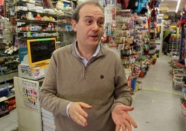El comerciante Roberto Manso, en el interior de su tienda en Segovia.