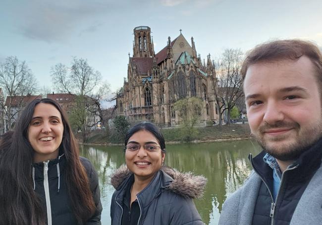 Juan Carlos del Valle junto a dos amigas en el lago Feursee y la Iglesia Johanneskirche am Feuersee.