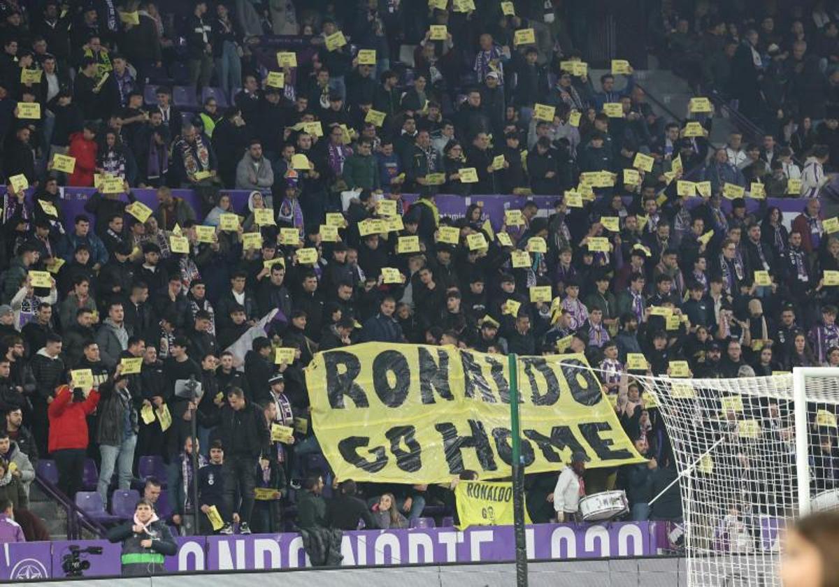 Protestas contra Ronaldo Nazário durante un partido del Real Valladolid.