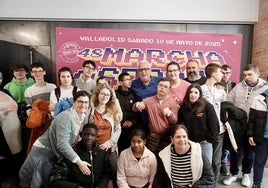 El humorista y actor Leo Harlem, maestro de ceremonias de la Marcha Asprona, con familias y voluntarios en la presentación de la edición de este año.