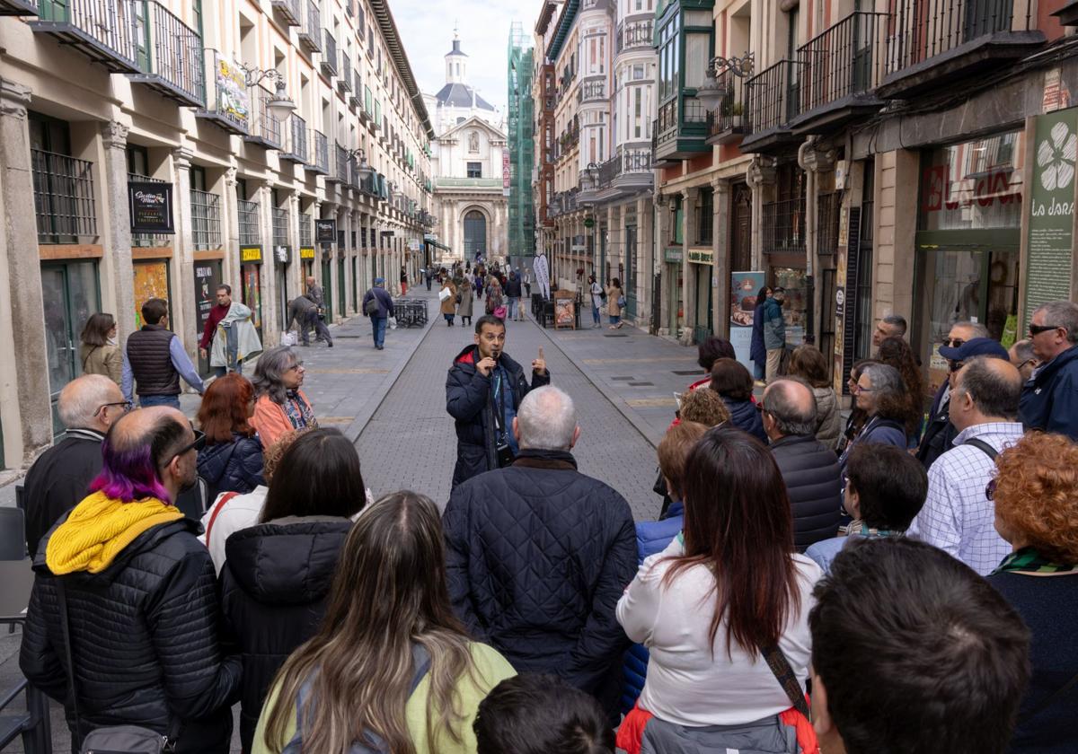 Un grupo de personas, durante una visita guiada en Valladolid.
