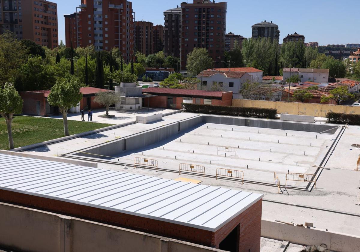 Acelerón en la obra de la piscina de verano de Girón para intentar abrirla el 13 de junio