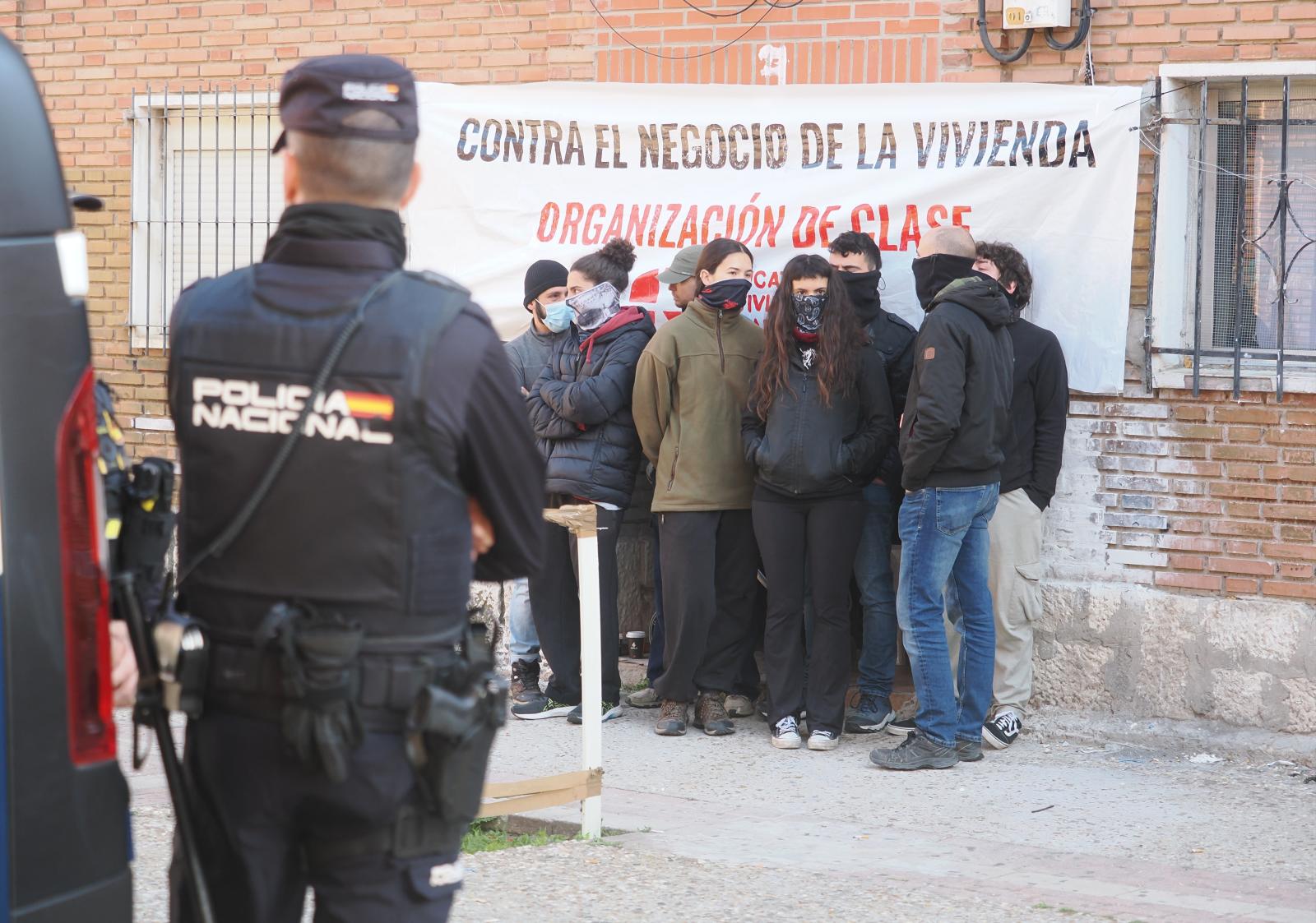 Miembros del Sindicato de Vivienda custodiaban la puerta de la vivienda.