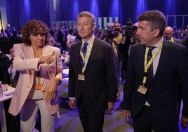 De i a d; Dolors Montserrat, Alberto Núñez Feijó y Carlos Mazón, a su llegada ayer a la segunda jornada del congreso del Partido Popular Europeo en Valencia.